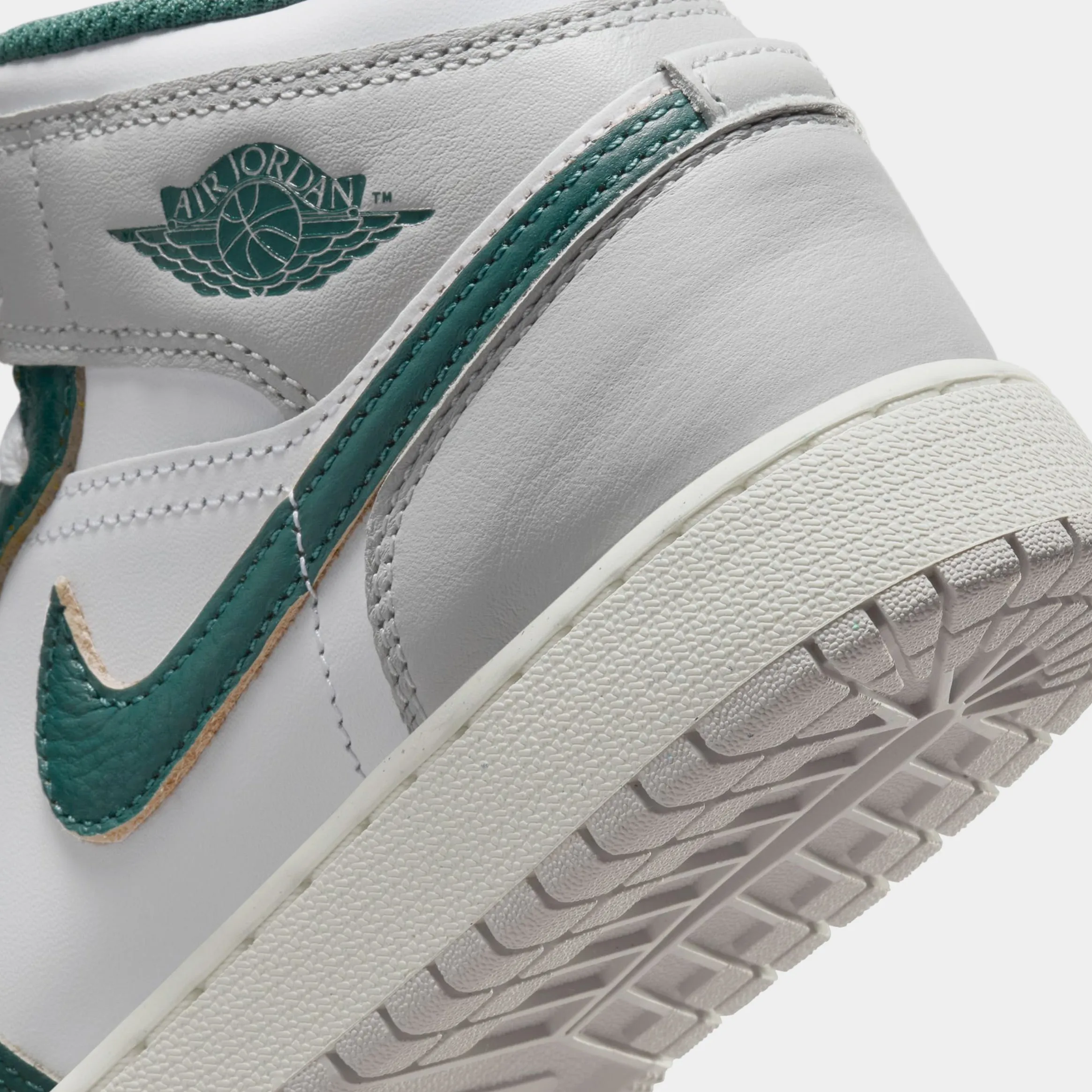 Air Jordan 1 Retro Mid SE Oxidized Green Grade School Lifestyle Shoes (White/Oxidized Green/Sail/Neutral Grey)