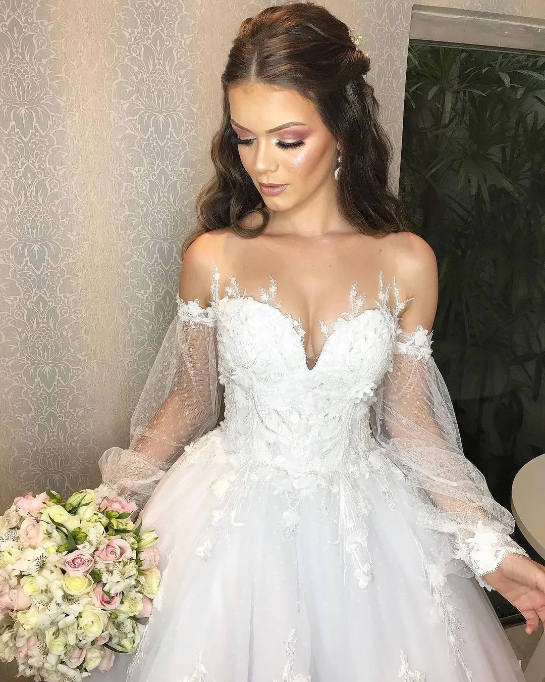 Elegant Long Princess Off-the-Shoulder Wedding Dress with Bubble Sleeves and Tulle