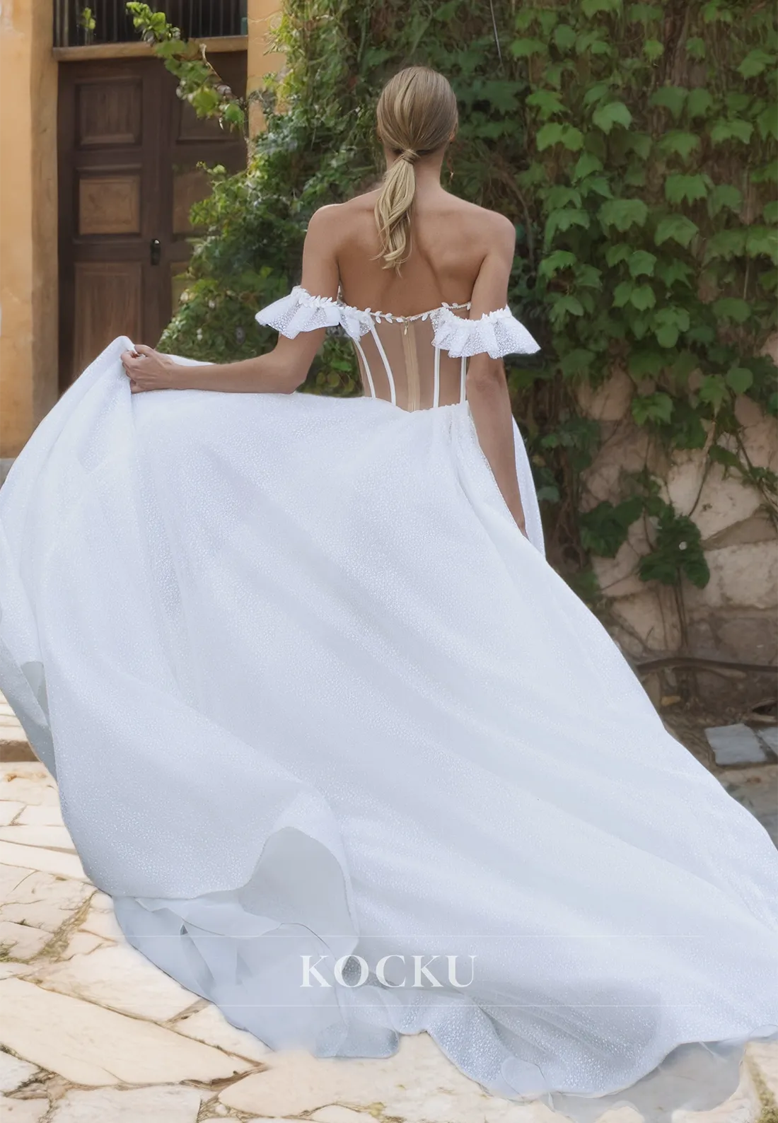 Elegant Sweetheart A-Line Sleeveless Court Train Lace Wedding Dress with Feather Bridal Gowns