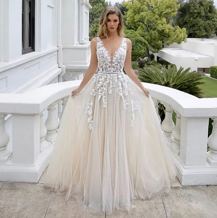 Luxury Long A-Line V-Neck Sleeveless Backless Wedding Dress with Lace and Tulle