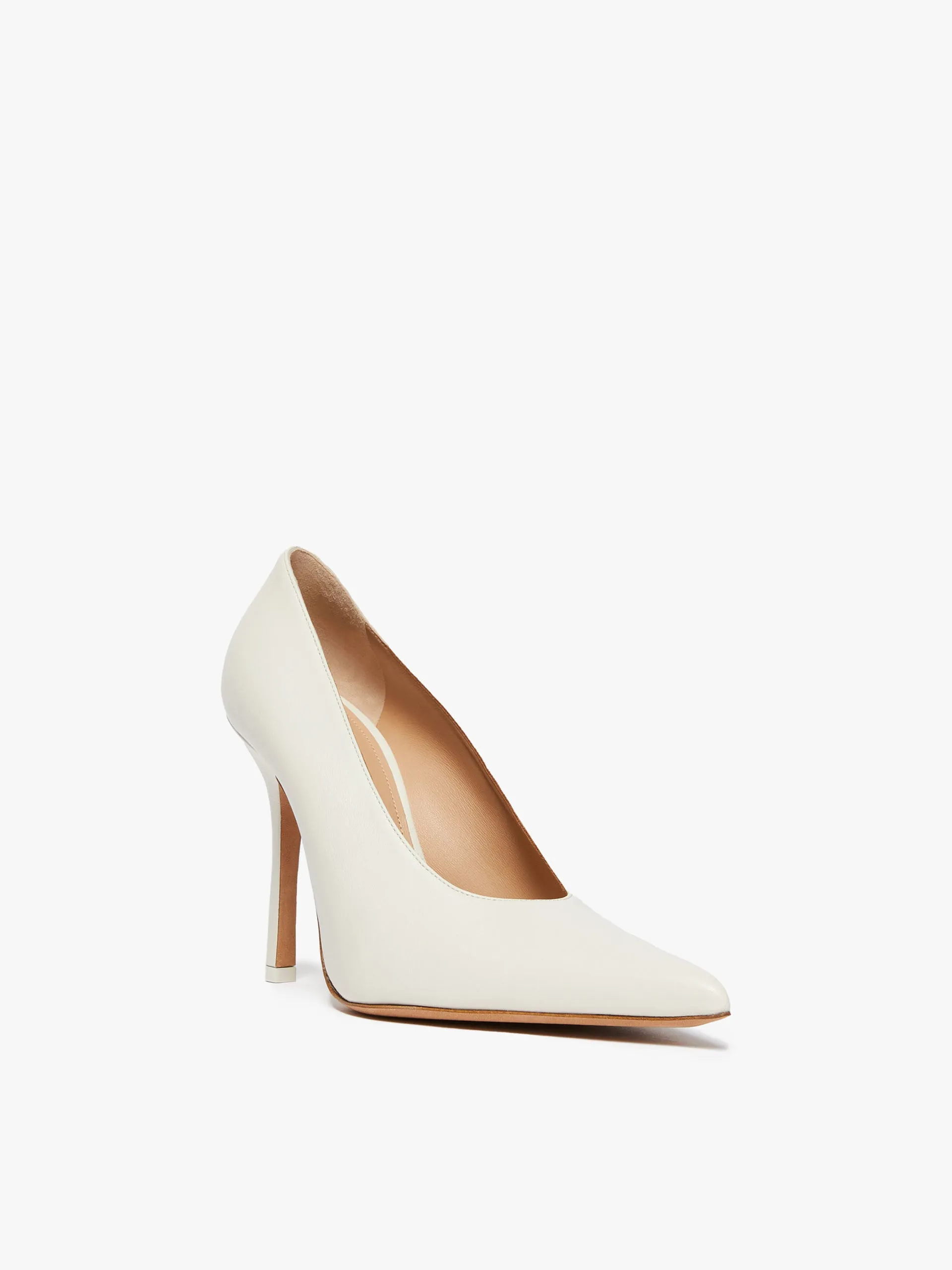 Pointed-toe court shoes